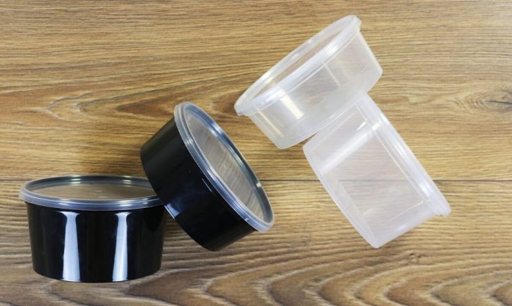 Posibil să vezi sosiere mici de plastic peste tot prin pizzerii, în fast-food-uri sau în chioșcuri cu mâncare stradală. Dar te-ai gândit vreodată de unde vin acestea?